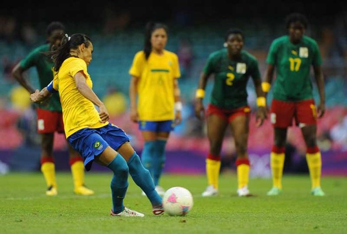 Cũng tại bảng E, Brazil lên ngôi đầu sau một khởi đầu dễ chịu trước “gà” Cameroon. Francielle và Renato Costa đưa Brazil vào thế kiểm soát trước khi đội trưởng Marta lập cú đúp và Cristiane ấn định thắng lợi 5-0.